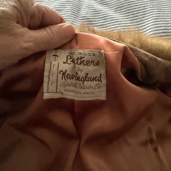 Immaculate natural suede color coat with real fur collar.
Size M - Picture 2 of 9